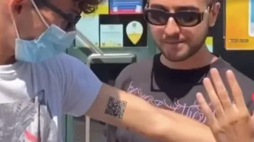 Un étudiant se fait tatouer son pass sanitaire sur le bras (Photos)